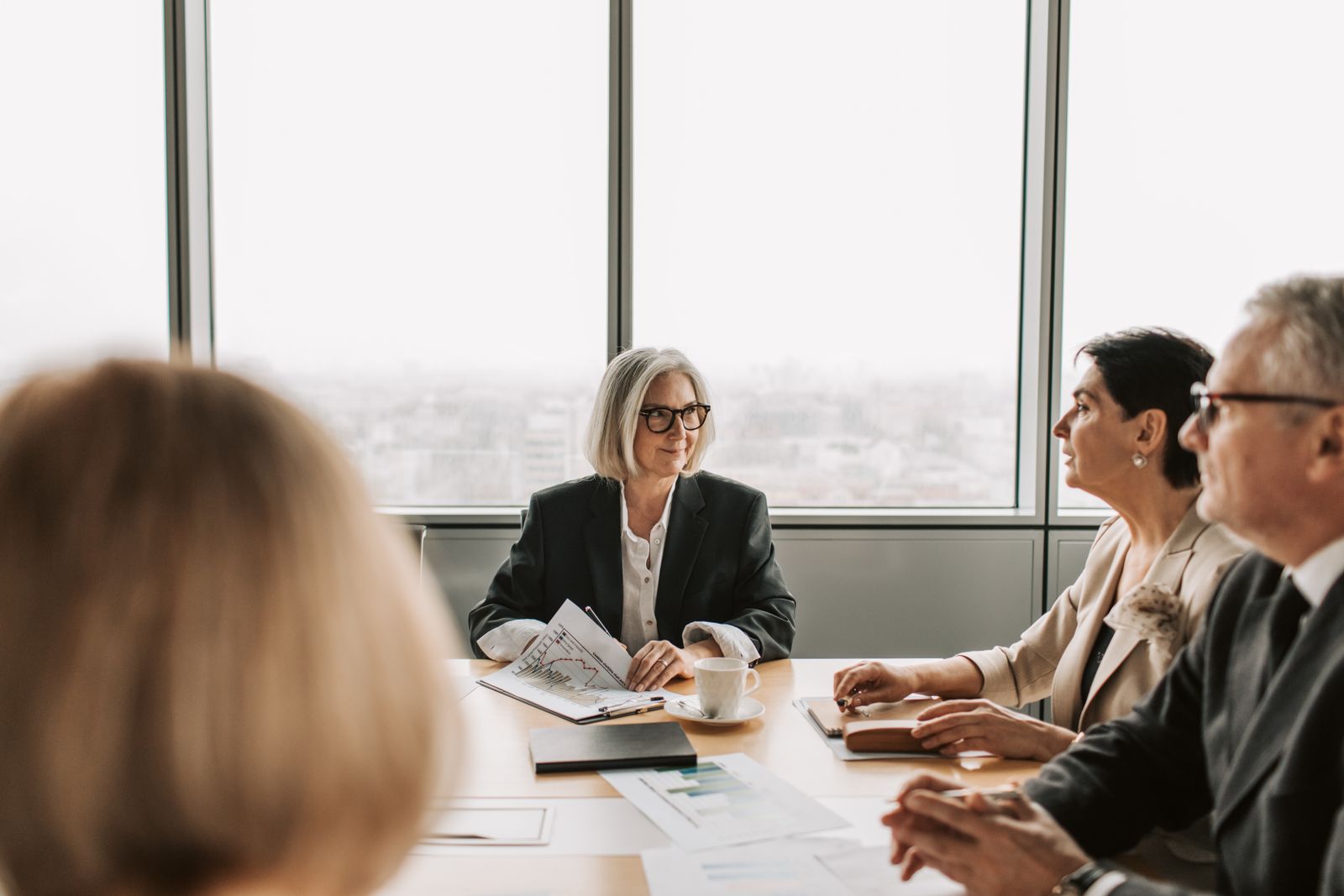 Profesionales en una reunión de consultoría estratégica